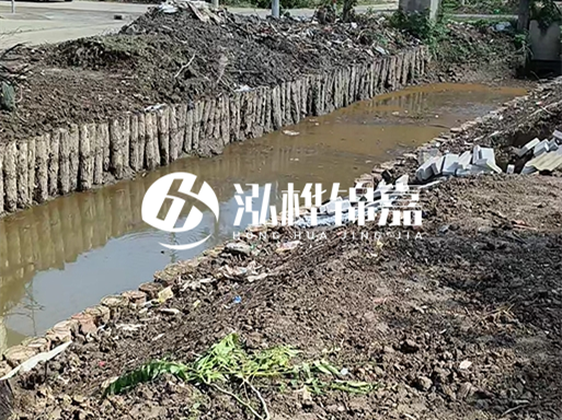 農(nóng)村最便宜的護(hù)坡做法-松木樁護(hù)坡靠譜嗎？