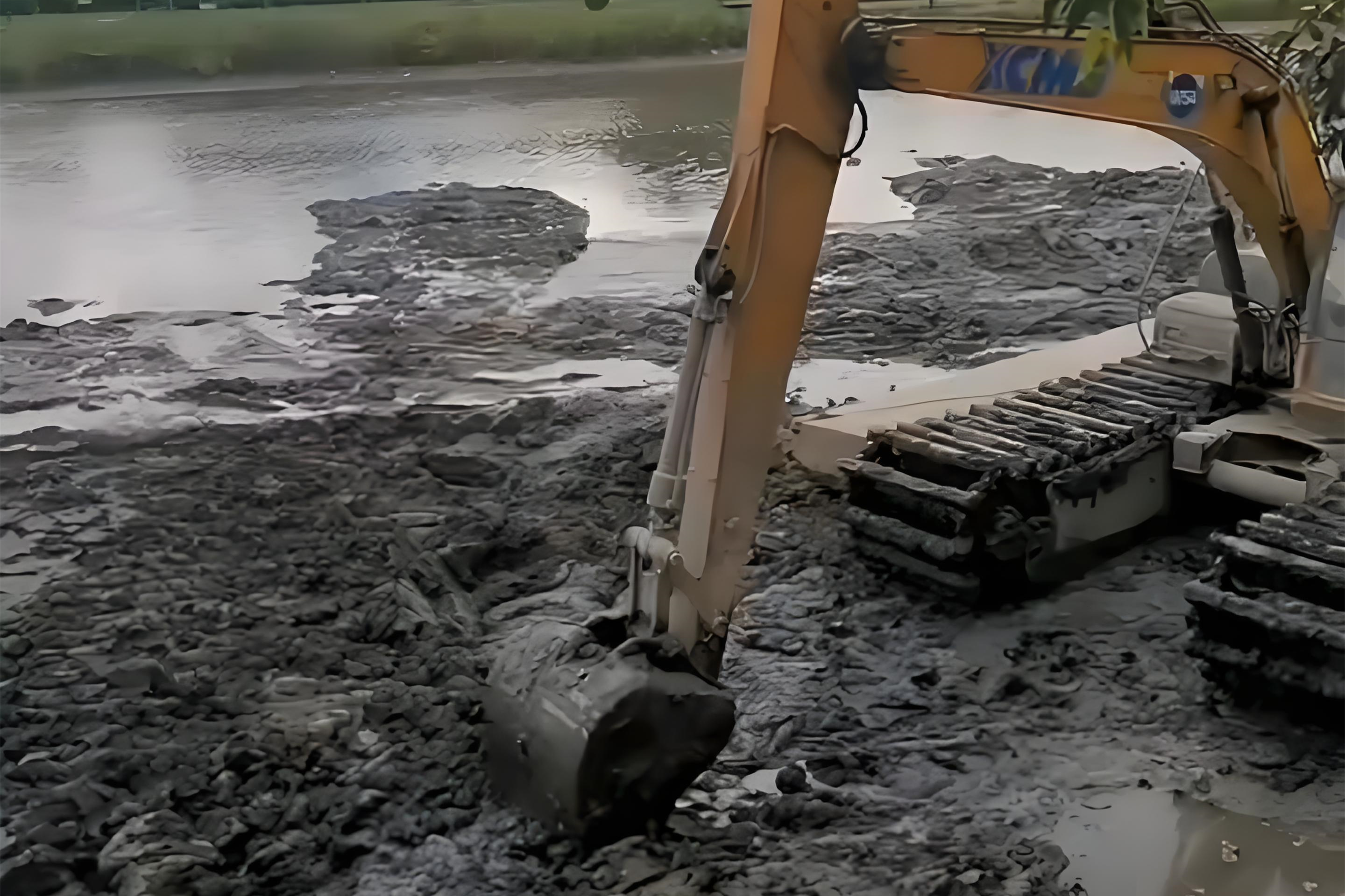 江西水挖清淤團(tuán)隊(duì)泓樺錦嘉-水上挖機(jī)清淤要避開汛期嗎？