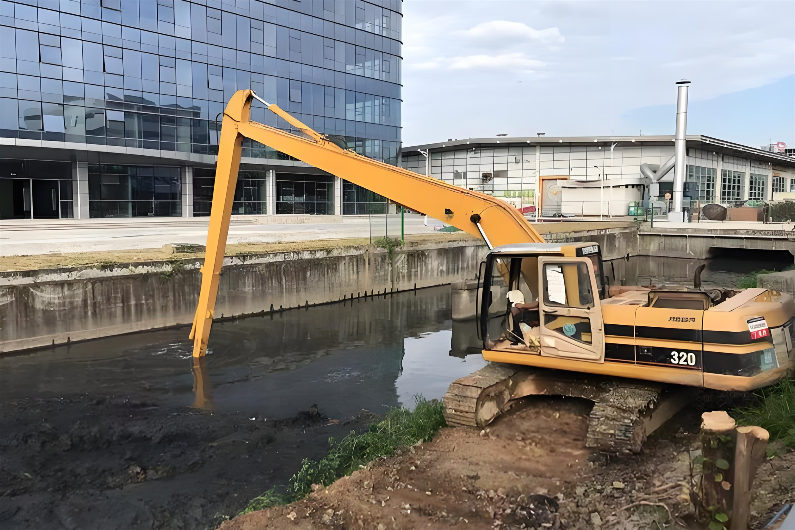 山西臨汾水挖清淤團(tuán)隊(duì)泓樺錦嘉-水庫清淤需要放空水嗎？