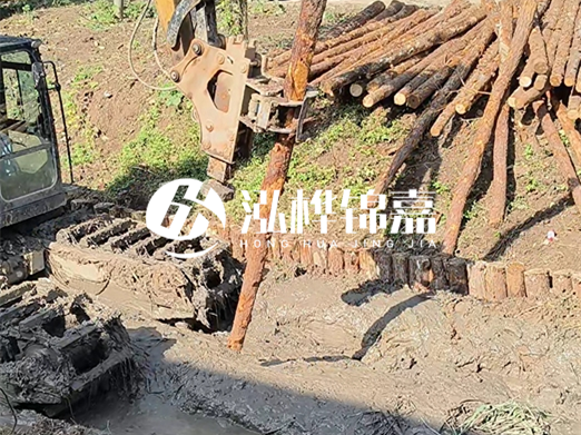 松木樁廠家泓樺錦嘉-原木松木樁的采購(gòu)注意事項(xiàng)？