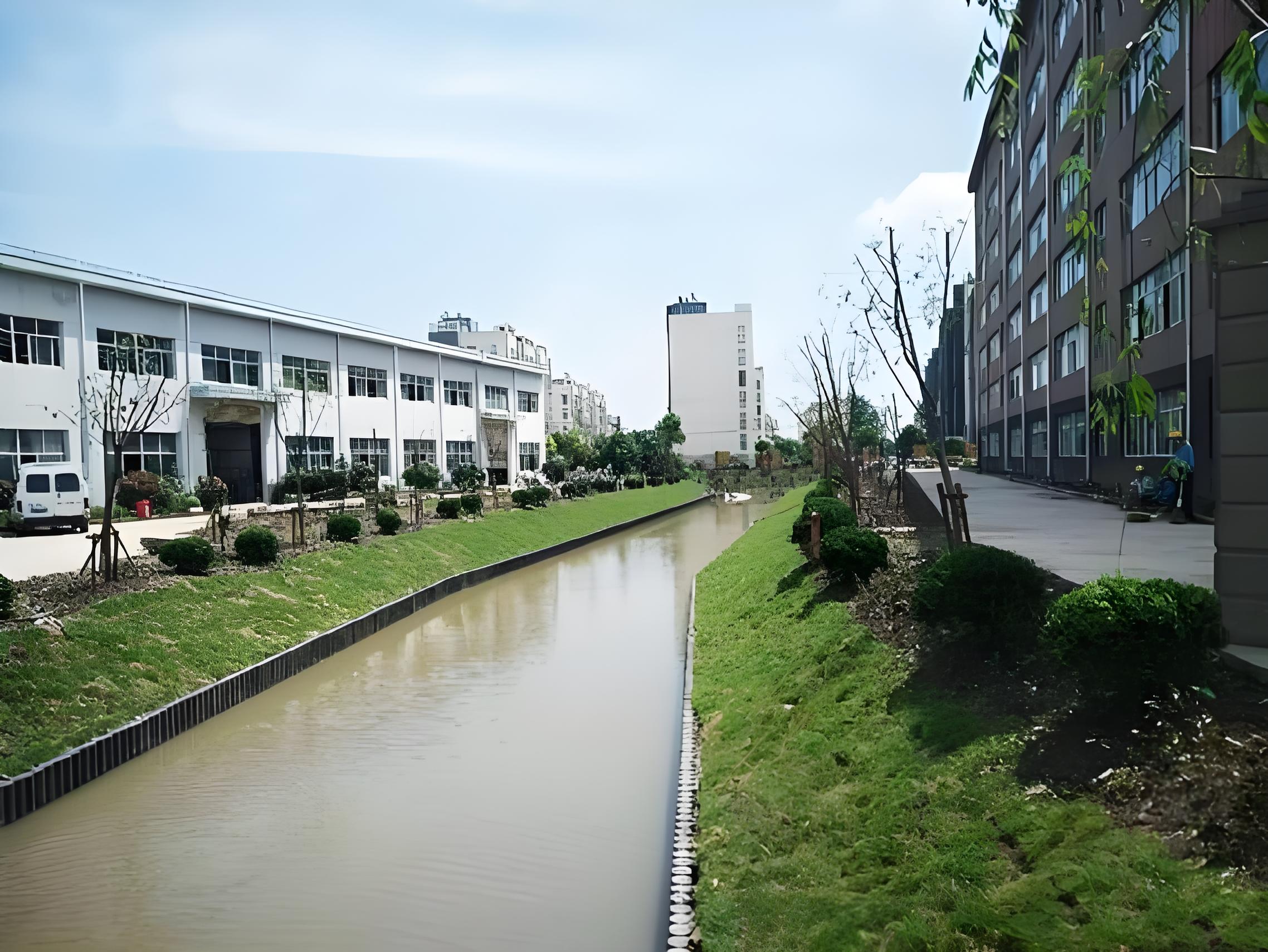 水泥仿木樁廠家泓樺錦嘉 - 河道仿木樁的規(guī)格怎么根據(jù)河道寬度選？