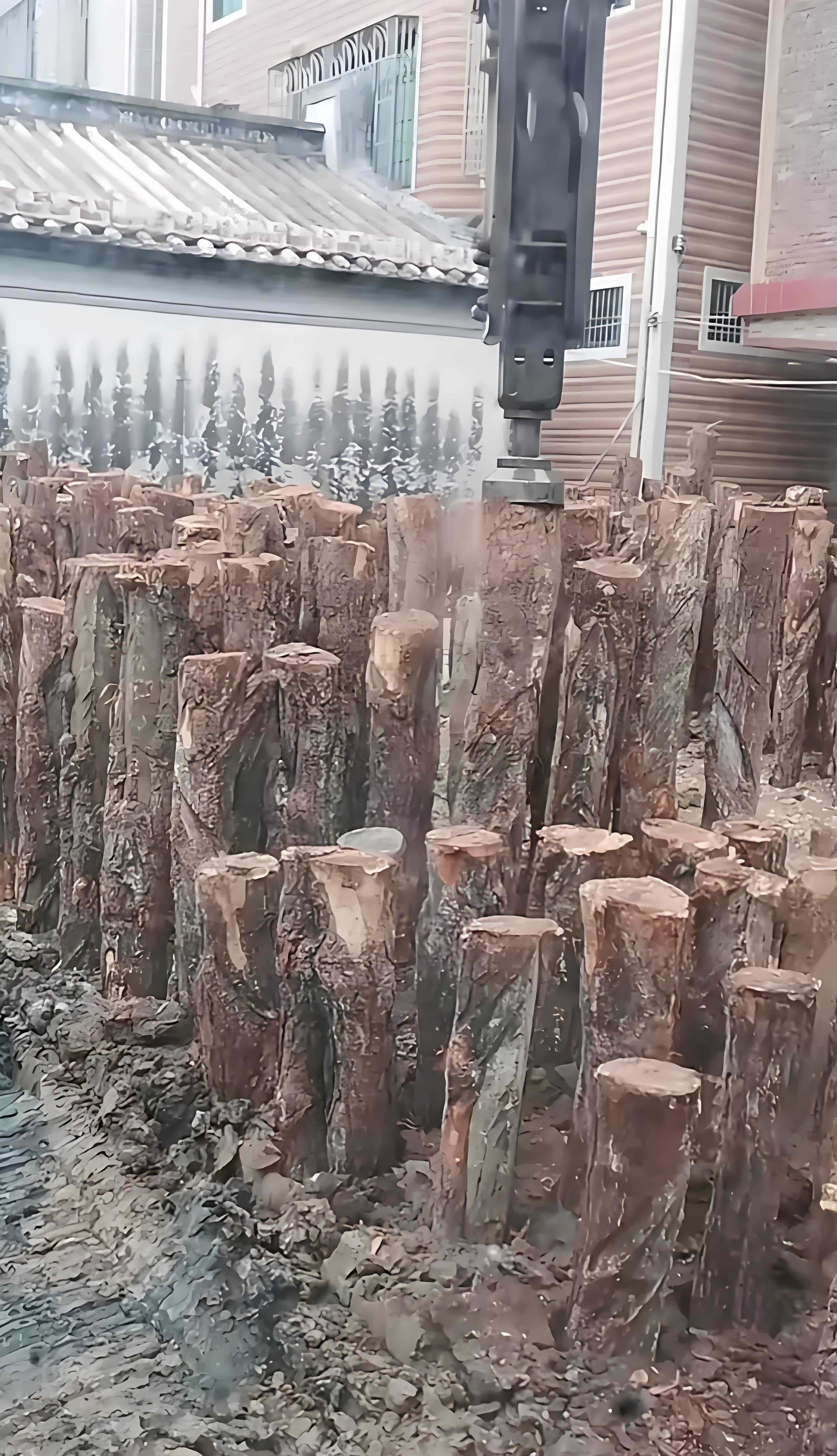 松木樁施工隊泓樺錦嘉-木頭打樁做地基原理是什么？